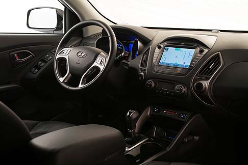 Hyundai - Lauto  disponibile solo con la trazione integrale ed  alimentata con motore 2,4 litri Theta II benzina a iniezione diretta (GDI)