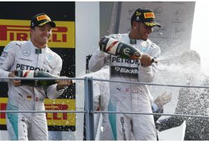 Vittoria di Lewis Hamilton che ringrazia lerrore commesso dal compagno Rosberg