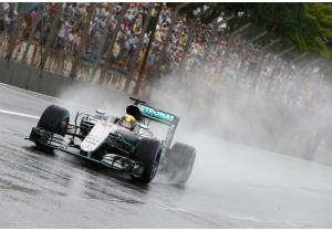 In Brasile vittoria di Lewis Hamilton sotto una incessante pioggia