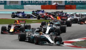 GP di Malesia la vittoria della Red Bull di Verstappen davanti a Hamilton