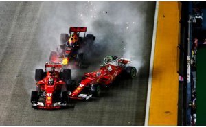 Si fanno fuori le Ferrari, Hamilton vince a Singapore