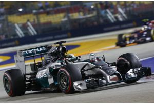 Colpo grosso sul circuito di Singapore, vince la Mercedes di Lewis Hamilton
