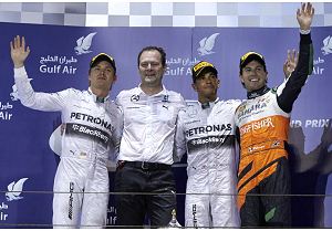 Trionfo Mercedes, vittoria allultimo grido di Lewis Hamilton