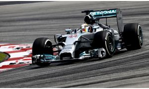 Gp di Malesia, la pole position alla Mercedes di Hamilton