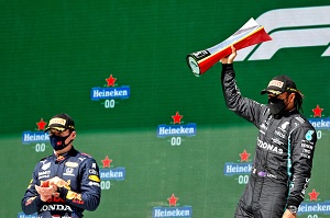 A Portimao vittoria di Lewis Hamilton davanti alla Red Bull di Max Verstappen