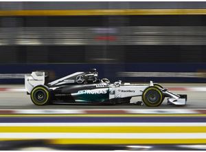 F1: martella Lewis Hamilton, si inchioda Rosberg