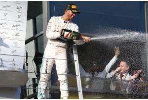 Debutto perfetto per la Mercedes di Lewis Hamilton