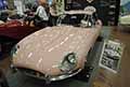Jaguar e-Type 4.2 pink classic cars in bella mostra ad Auto e Moto dEpoca 2023 presso Bologna Fiere