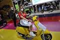 Piaggio Vespa Sprint S50 yellow e bella ragazza allEicma 2021 di Milano il Salone del Motociclo