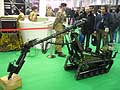 Esercito militare robot telecomandato con braccio per prendere i pacchi al Motor Show 2009